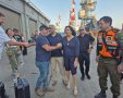 שרת התחבורה מקבלת את הישראלים שנתקעו בחו"ל